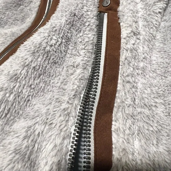 L.L. Bean Gray Fleece Vest with faux suede Accents - Picture 4 of 4